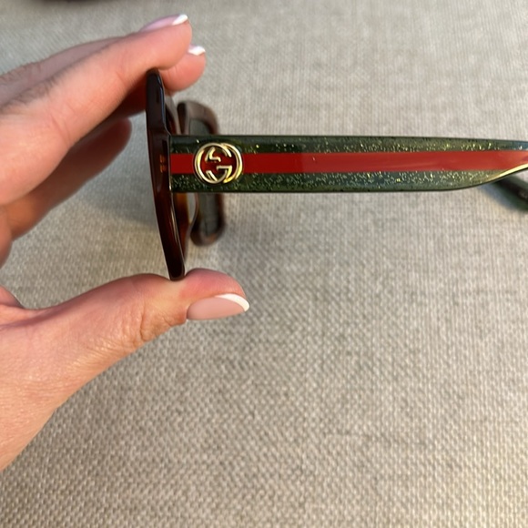 Gucci Oversized Women’s Sunglasses - Picture 6 of 9